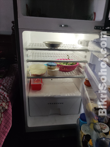 Refrigerator and freeze